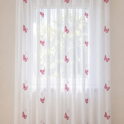 Gardine nach Maß „Schmetterlinge“ in Rot, am Fenster