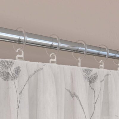 Gardine nach Maß „Montreal“: weißer Voile mit silbergrauen Blattranken, Kräuselband an der Stange