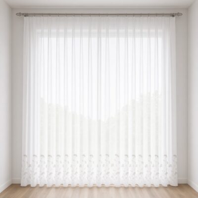 Bestickte Gardine nach "Dessau“ im Wohnraum – Raum digital gestaltet (KI)