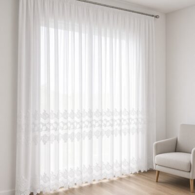 Gardine nach Maß Meissen Weiß im hellen Wohnraum – Raum digital gestaltet (KI)