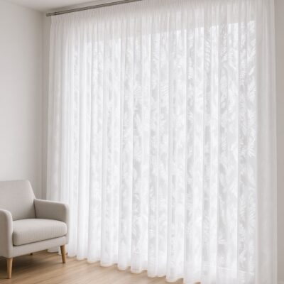 Gardine nach Maß Sorrent Weiß im hellen Wohnraum – Raum digital gestaltet (KI)