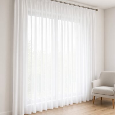 Gardine nach Maß Voile Weiss Weiß im hellen Wohnraum – Raum digital gestaltet (KI)